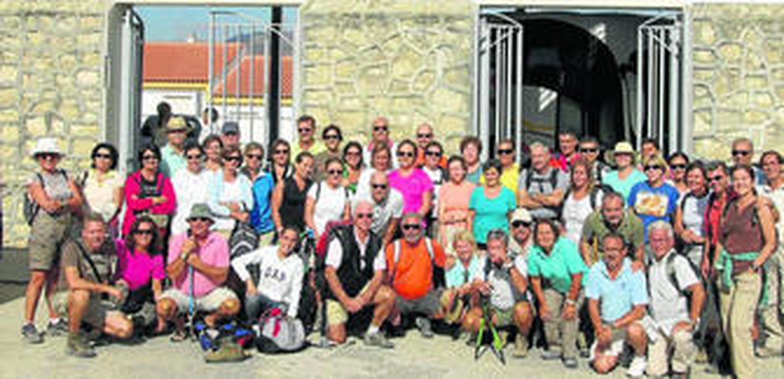El grupo que participará en el Camino de Santiago, durante una etapa de entrenamiento realizada días atrás por la Vía Verde entre Coripe y Olvera.