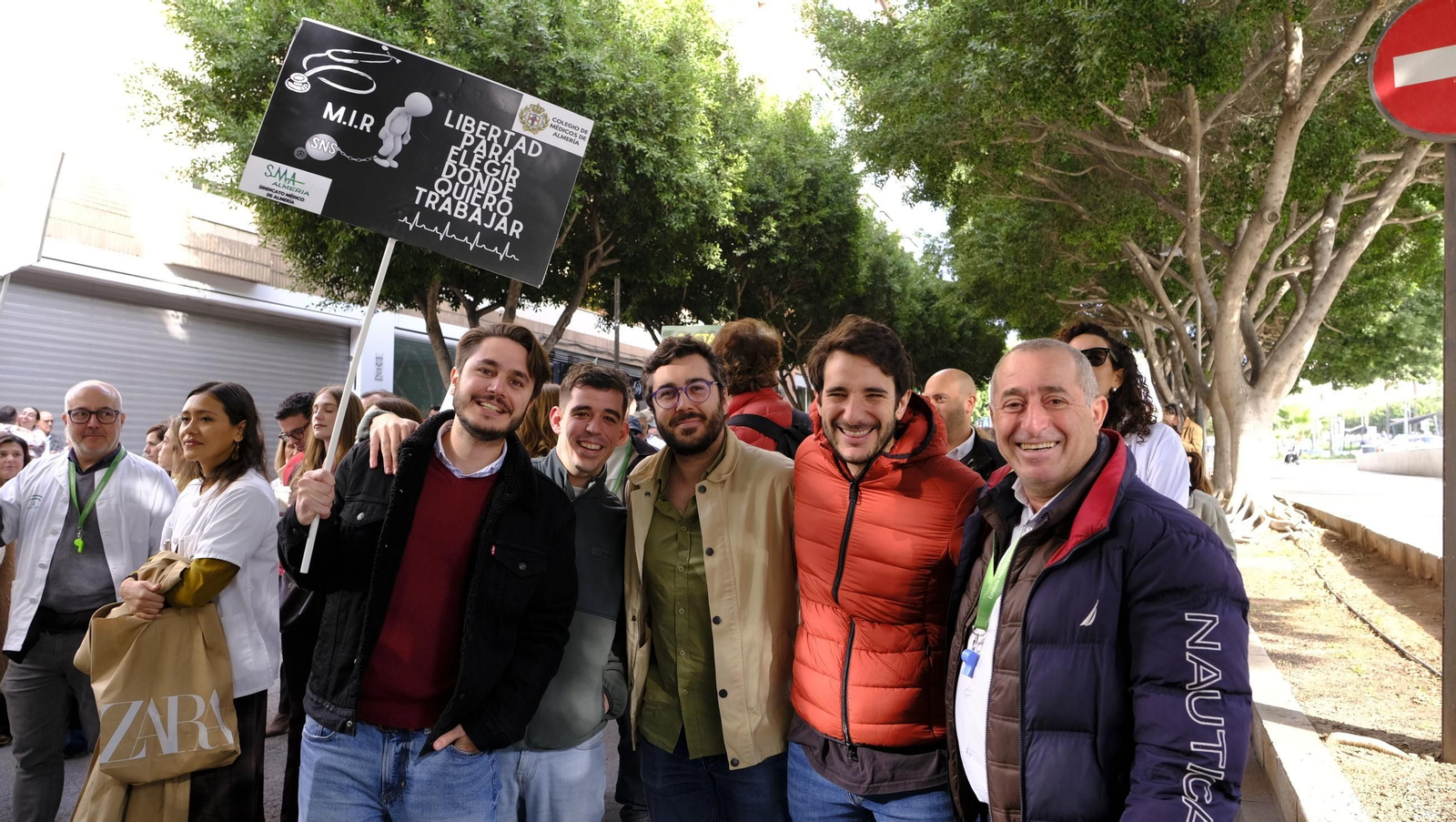 Los médicos de Almería se manifiestan contra el nuevo estatuto, en imágenes