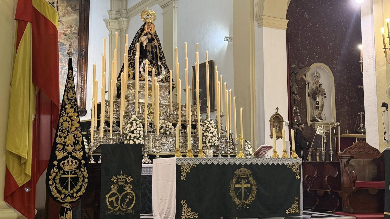 La Virgen de la Esperanza, durante el triduo preparatorio de la coronación, en San Fernando