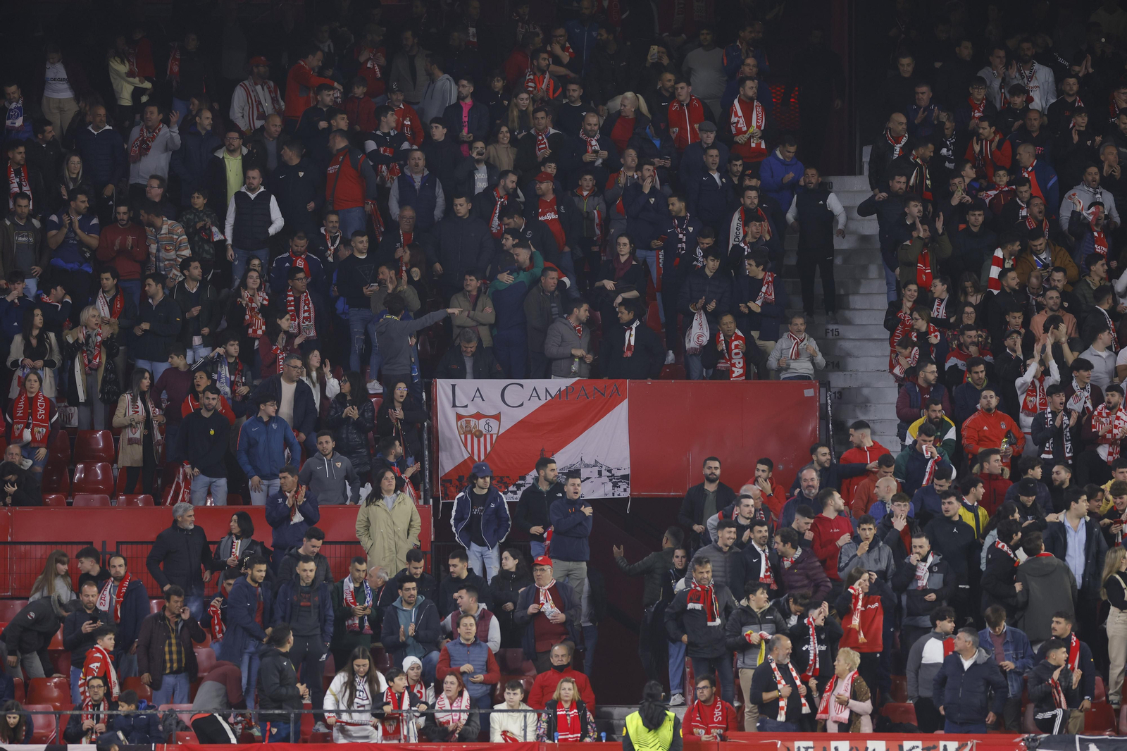 Búscate en las fotos del Sevilla-Fenerbahçe,