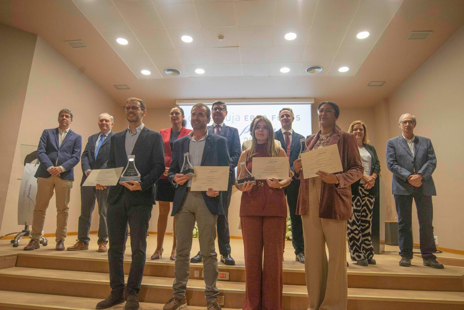 Premiados y representantes de sus grupos de investigación Premiados y representantes de sus grupos de investigación