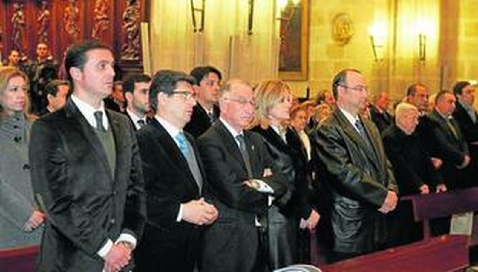 En el centro, el presidente provincial del PP, Gabriel Amat, junto a sus compañeros de partido.