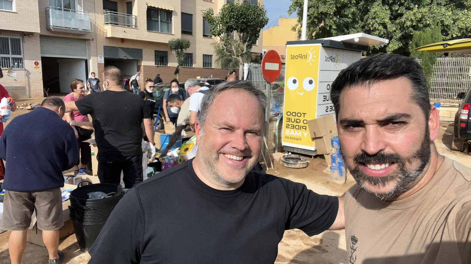 El jerezano José Luis Barro (derecha) y Ramón, policía nacional de Córdoba.