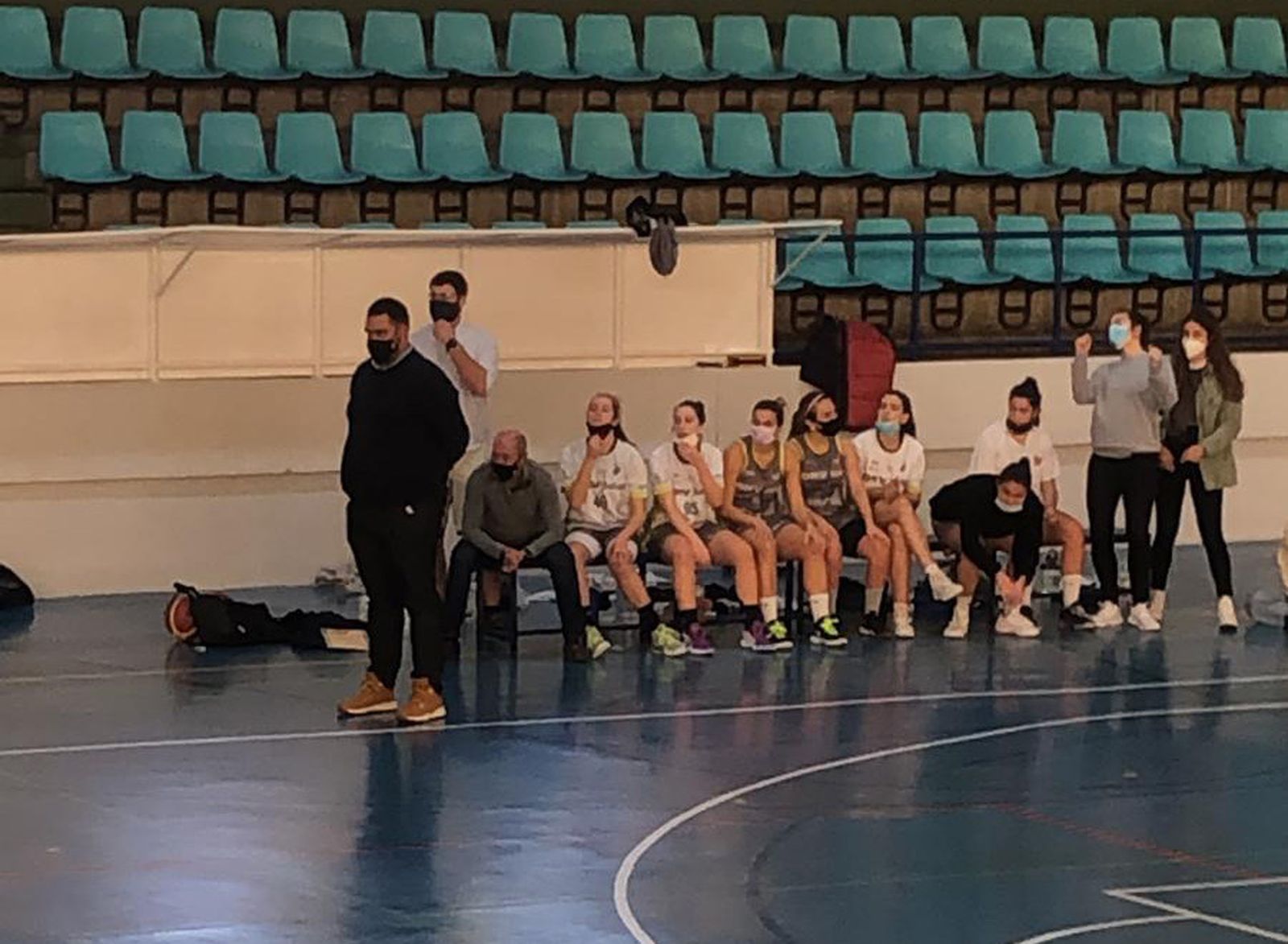 José Galán sigue atento el partido en el banquillo del Ruiz-Mateos.