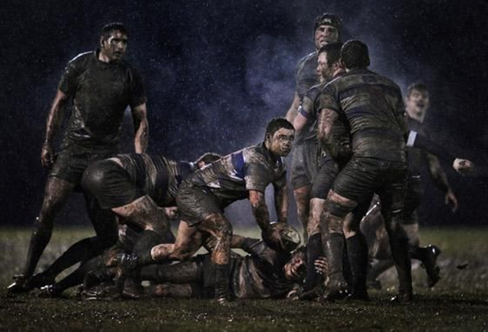 Fotografía de irlandés Ray Mcmanus para Sportsfile, segundo premio en la categoría individual de deportes. Muestra una jugada en el partido de rugby entre Old Belvedere y Blackrock en Dublin. / Ray Mcmanus