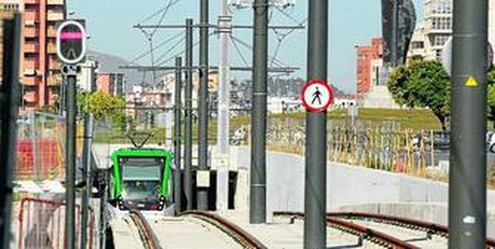 Imagen de uno de los trenes del Metro saliendo a superficie en el entorno del campus de la Universidad, en Teatinos.