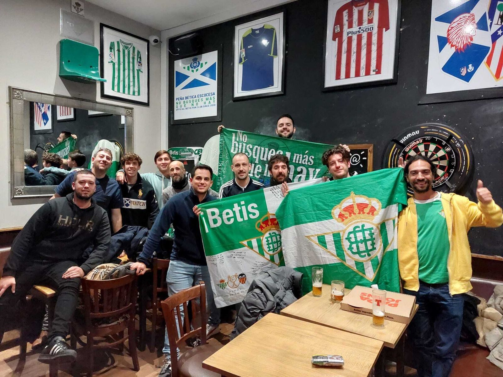 Diferentes miembros de la peña bética escocesa se reúnen en el pub de la sede para ver un encuentro del conjunto verdiblanco.