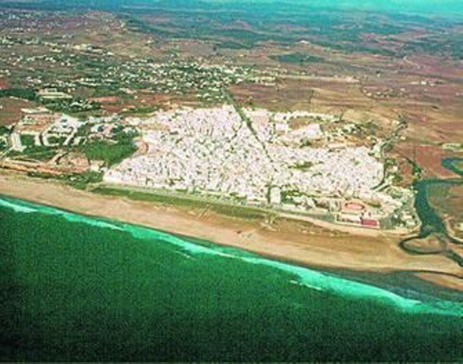 El litoral, el casco urbano y parte del diseminado de Conil, en una imagen aérea de hace ya varios años.