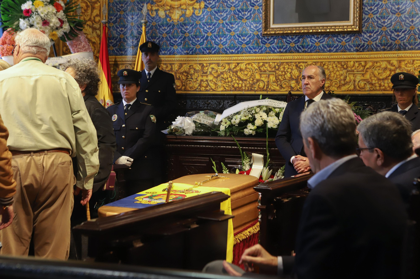 Imágenes de la capilla ardiente de Ernesto Delgado instalado en el Salón de Plenos del Ayuntamiento de Algeciras