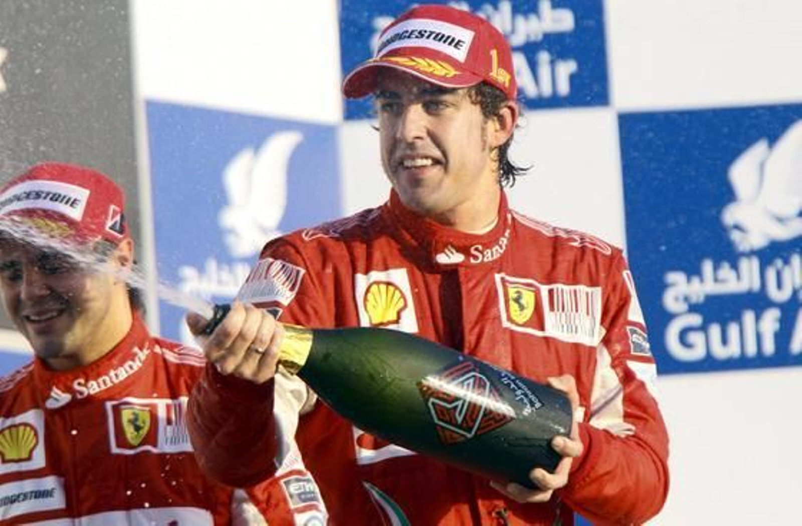 Fernando Alonso gana su primera carrera como piloto de Ferrari en Bahrein. / EFE