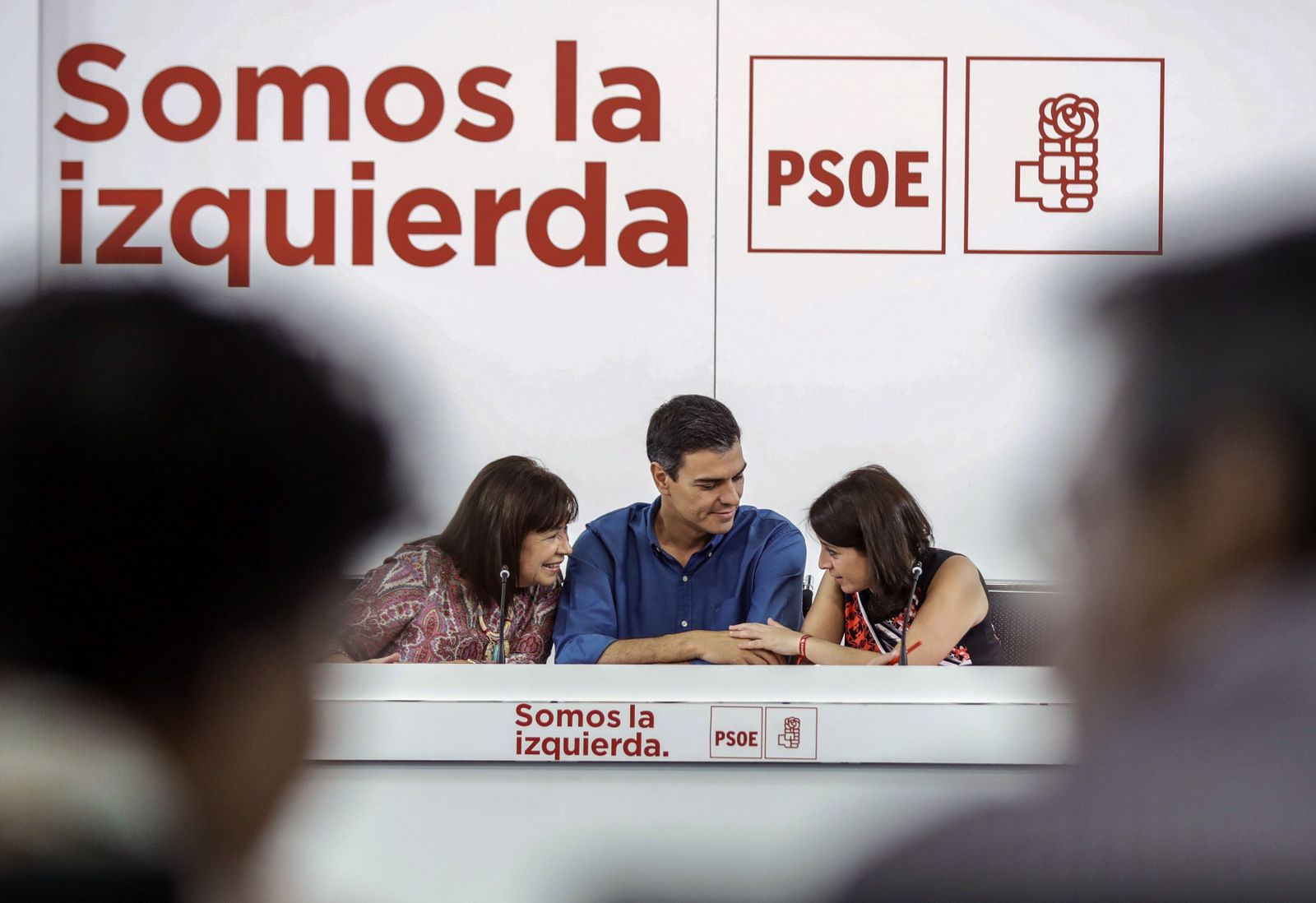 Pedro Sánchez, flanqueado por Cristina Narbona y Adriana Lastra, ayer en la primera reunión de la nueva Ejecutiva Federal del PSOE.