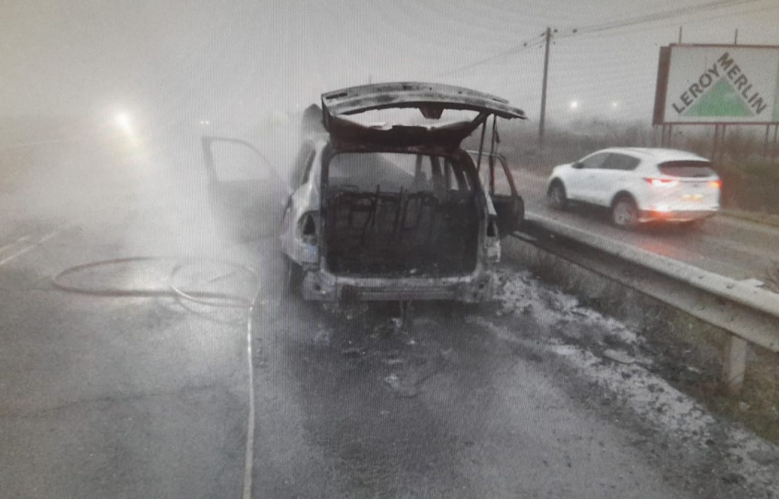 Vehículo calcinado en la avenida del Aeropuerto.