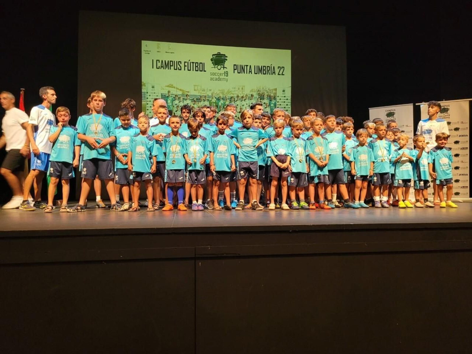 Los jóvenes recogieron sus diplomas durante la gala en el Teatro del Mar.