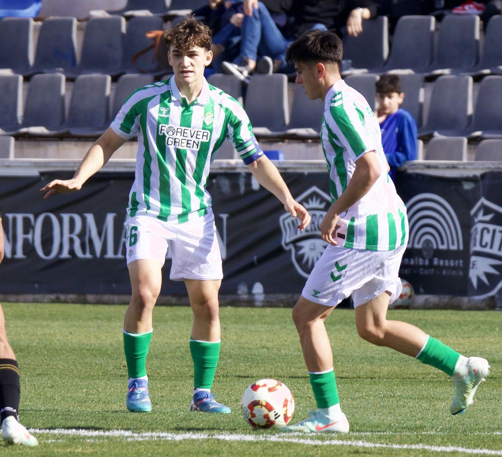 Dani Pérez conduce, Mateo Flores equilibra.