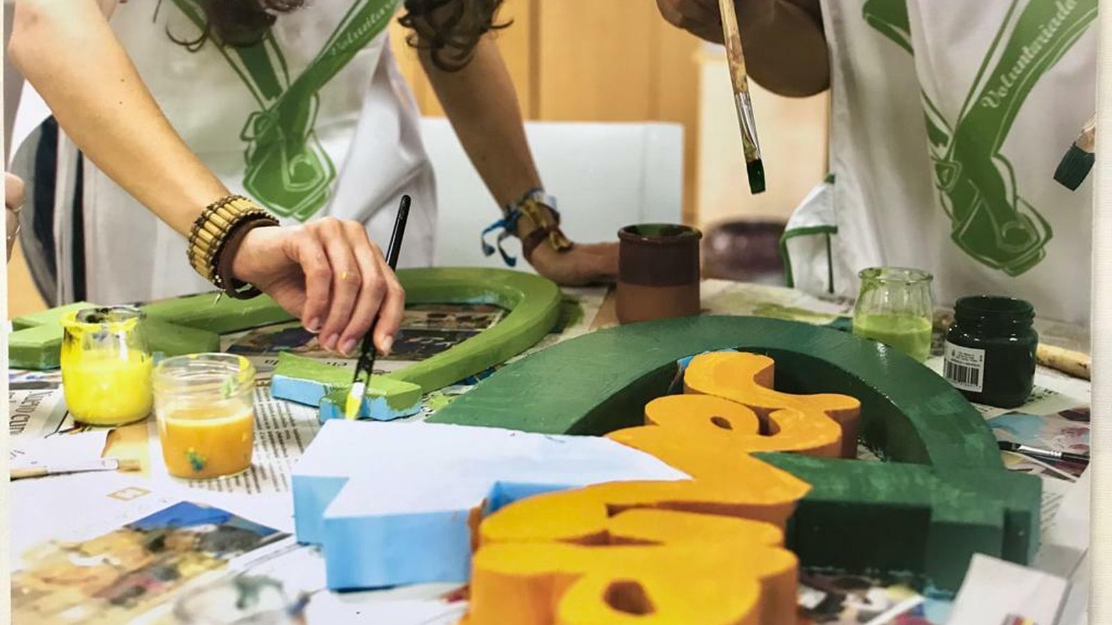 Jóvenes colaboran en una de las fotos de este proyecto.