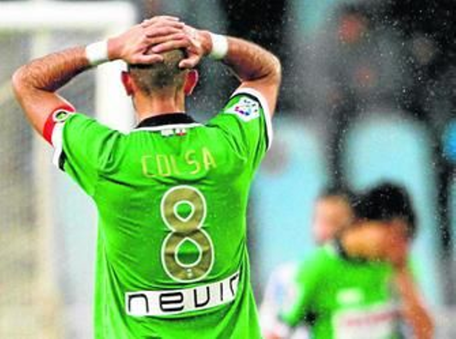 Gonzalo Colsa se echa las manos a la cabeza tras confirmarse el descenso a Segunda.