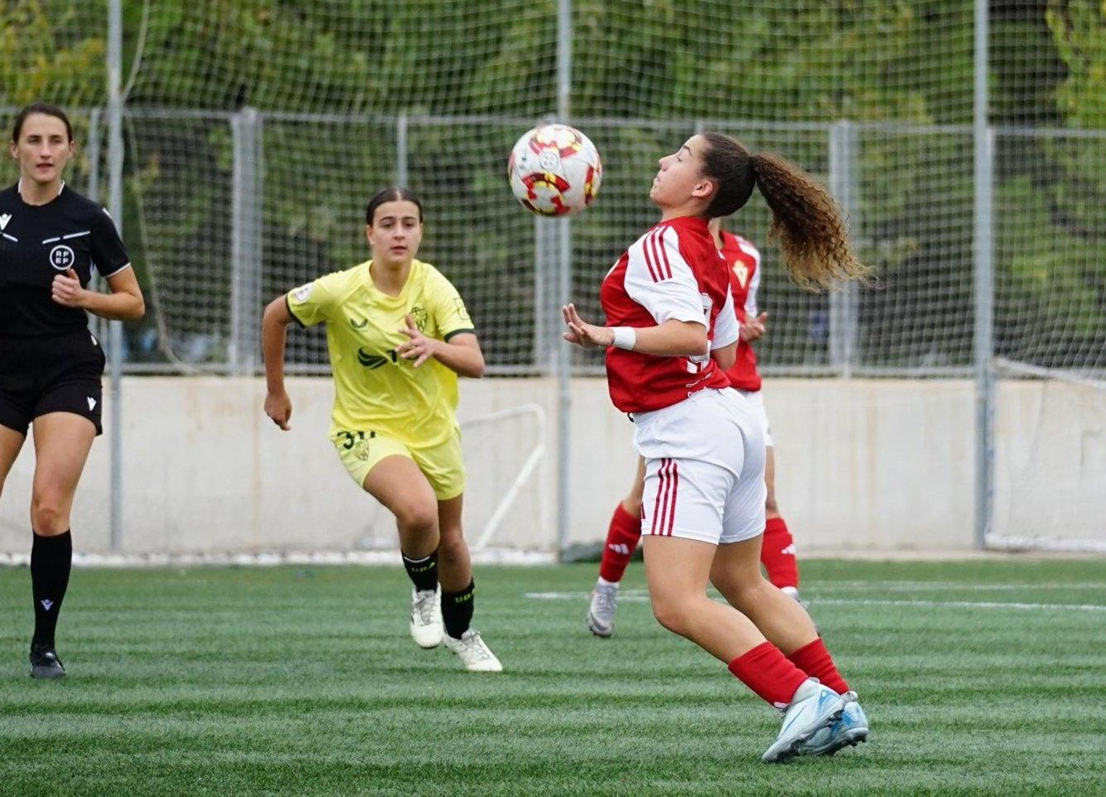 Una jugadora del conjunto murciano controla un balón durante el encuentro que enfrentó a ambos equipos en la primera vuelta.