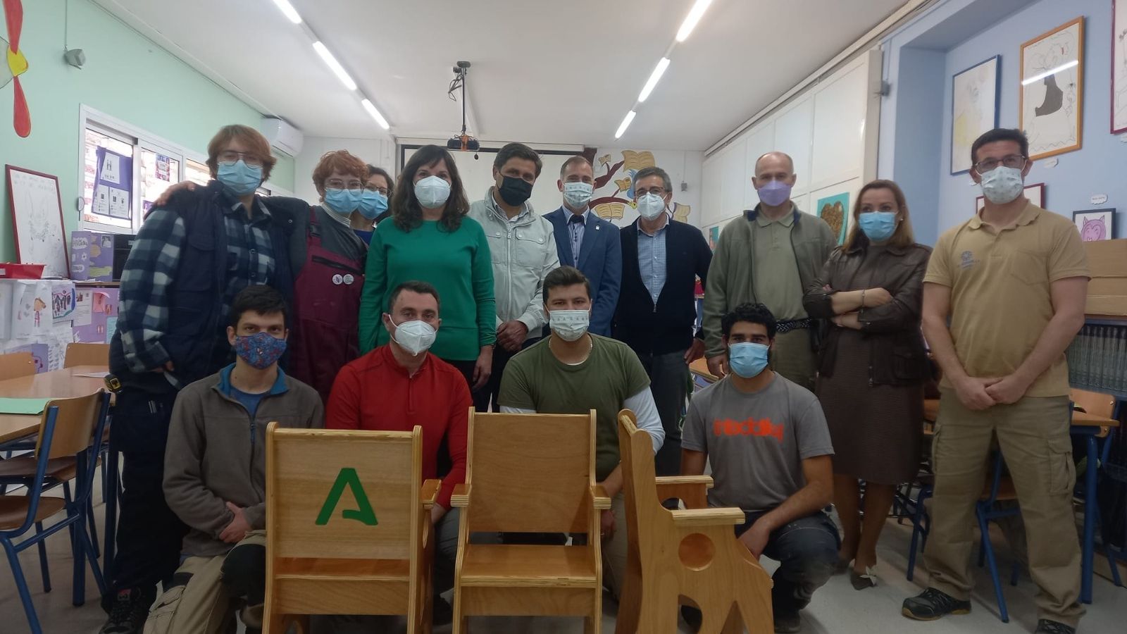 Entrega de las sillas especiales, realizada en el Colegio de Infantil y Primaria Las Marinas de Roquetas de Mar.