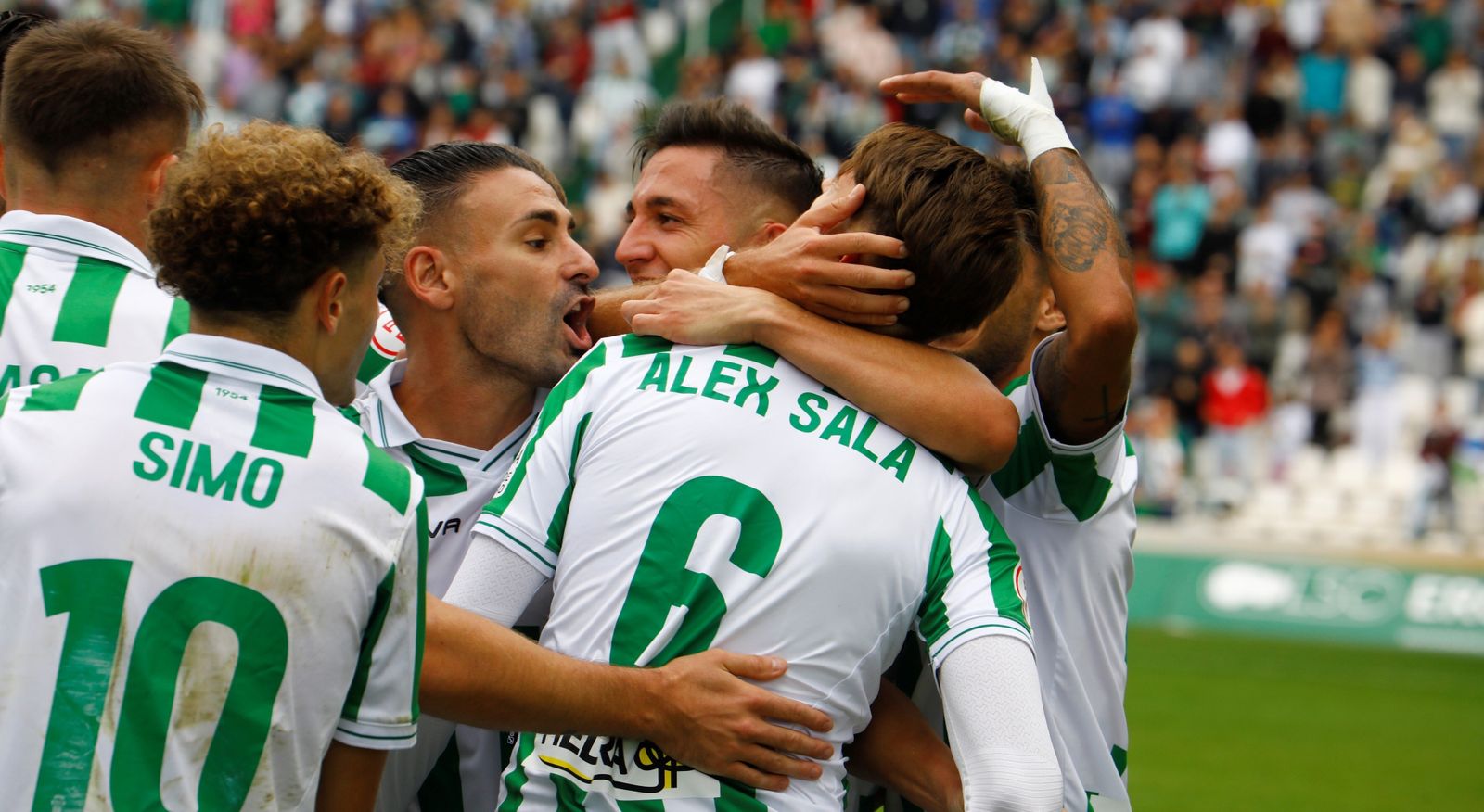 Los jugadores del Córdoba CF celebran un gol.