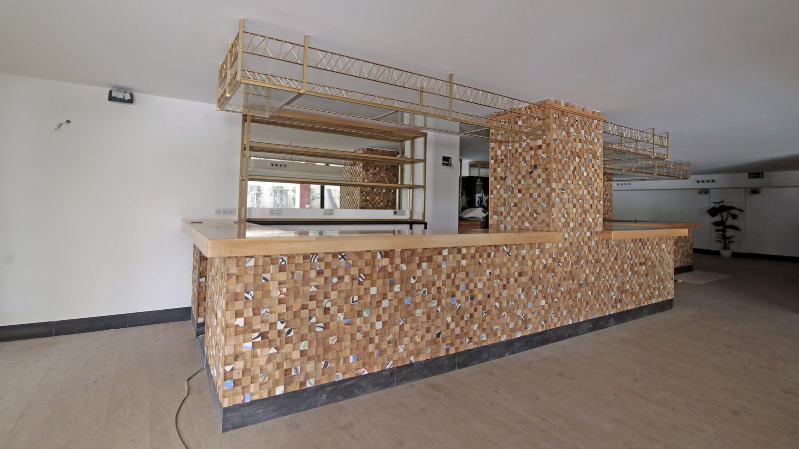 Interior de 'Santos Pecados' con la barra en el centro del antiguo local de 'Pool 8' y 'Los Palcos' en calle Chapinería.