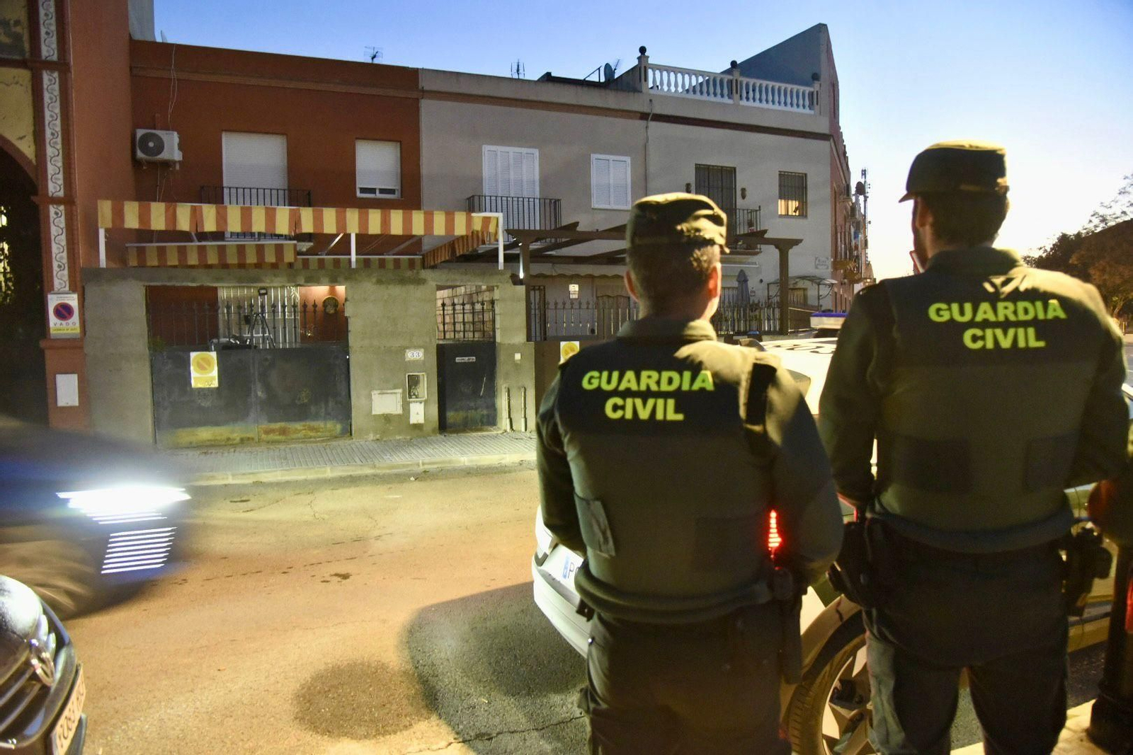 Agentes de la Guardia Civil ante la casa de la mujer