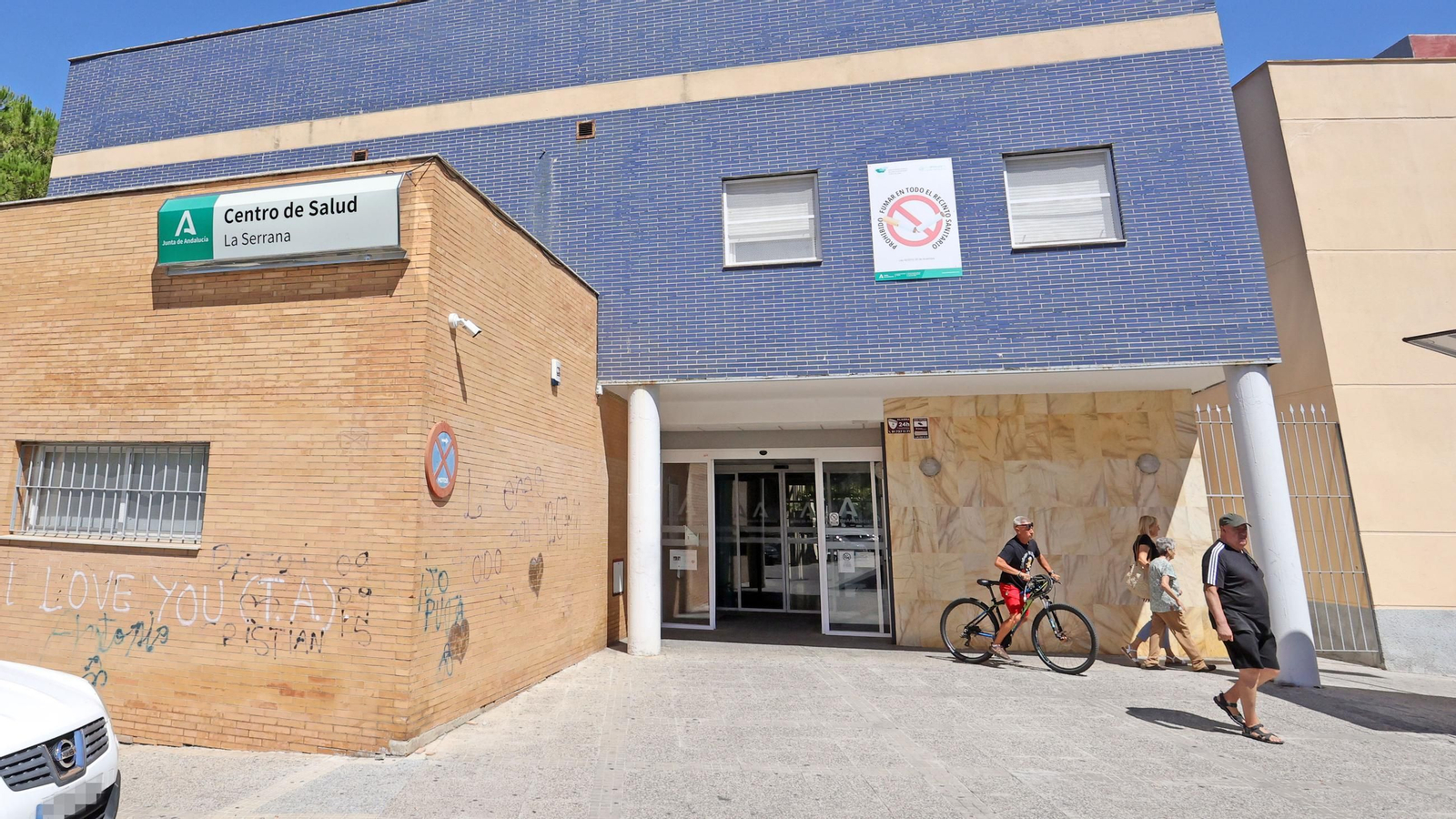 Fachada del Centro de Salud La Serrana.