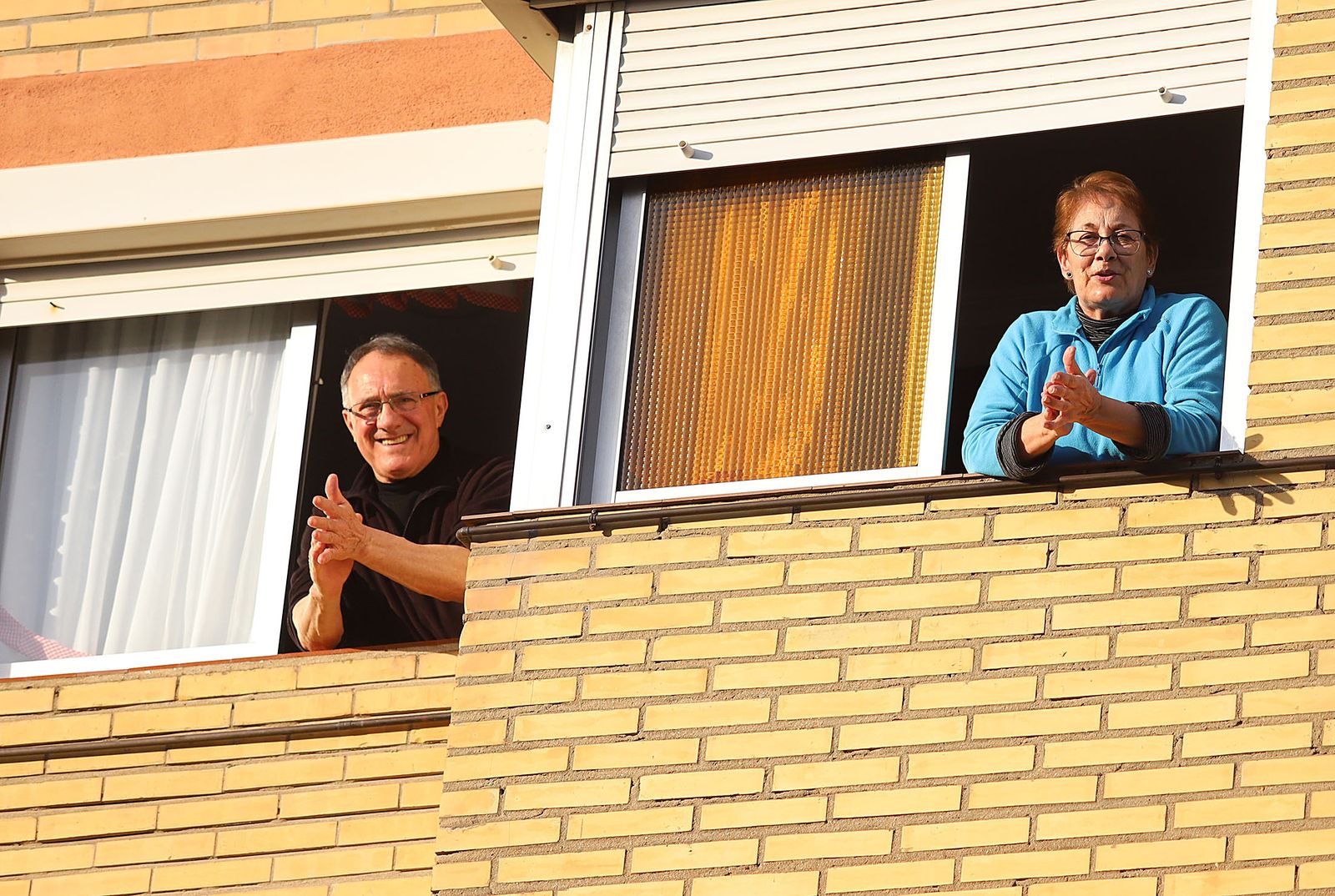 Imágenes de los aplausos solidarios de los vecinos de la calle Los Marismeños