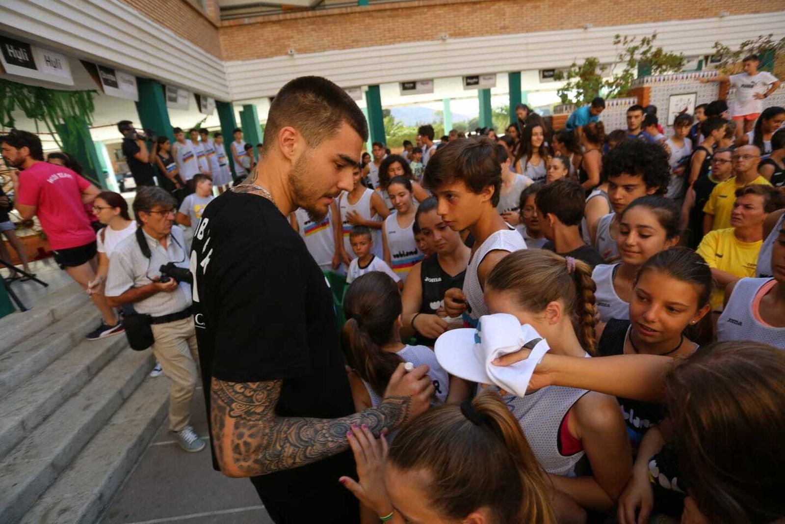 Las fotos de la visita de Juancho Hernangómez al Campus WOB CaixaBank
