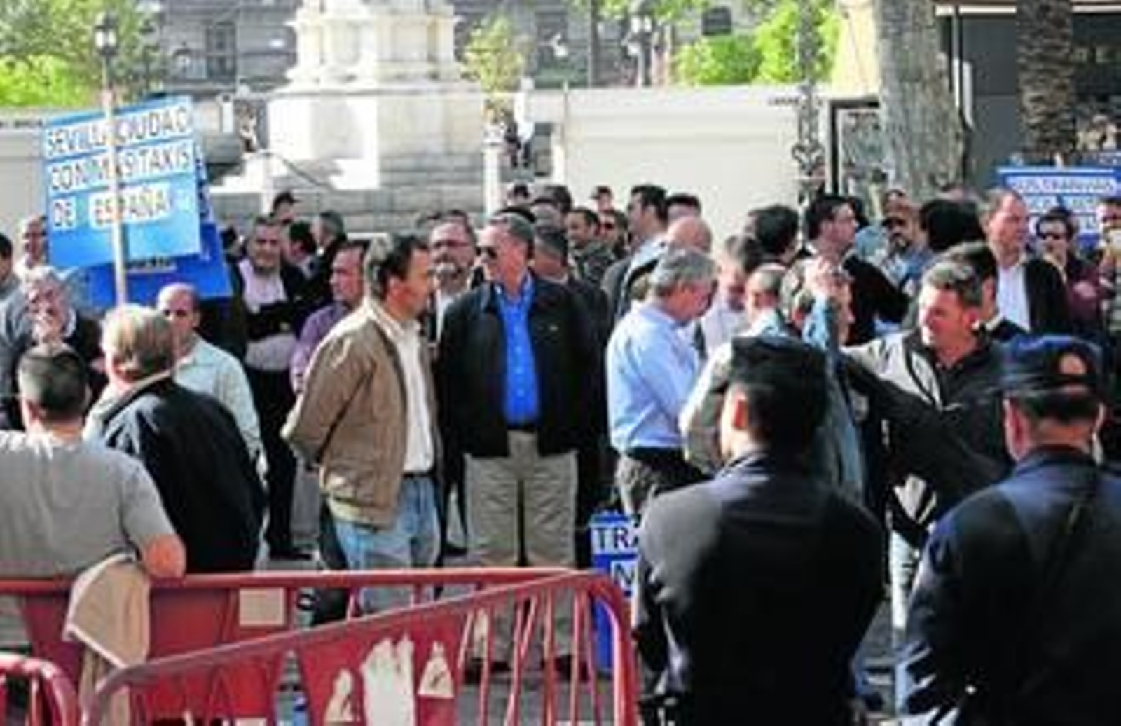 Los taxistas exhibieron ayer pancartas en la Plaza Nueva, delante del Ayuntamiento.