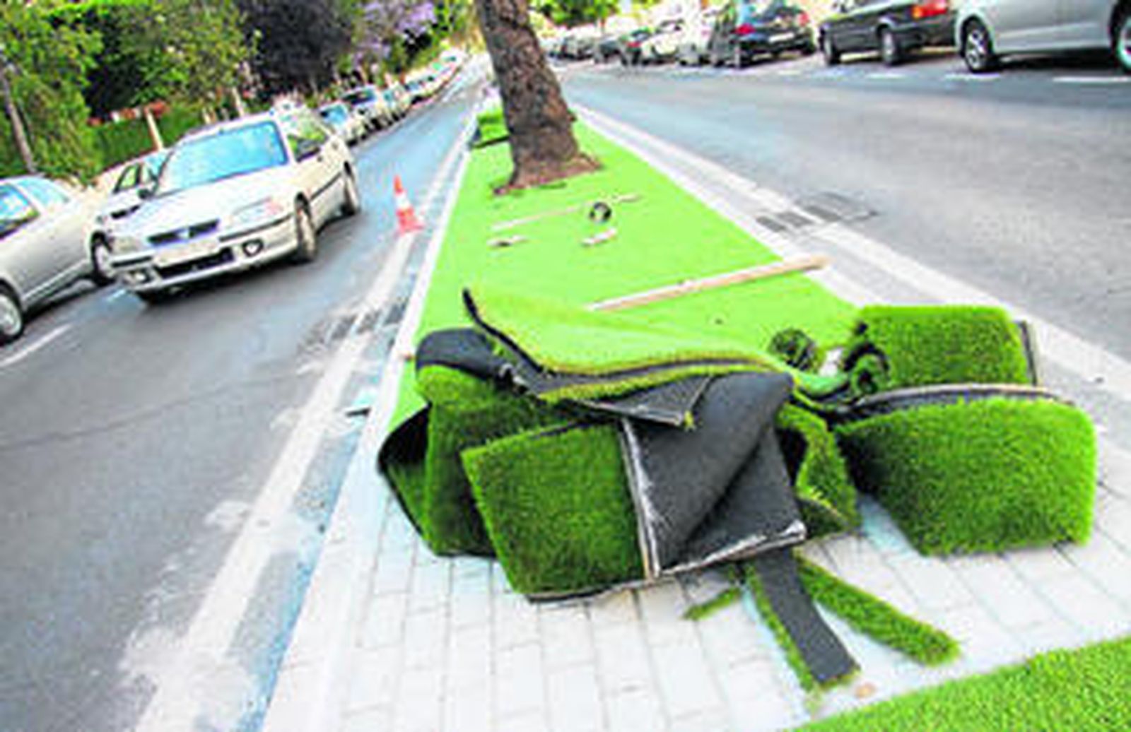 Césped artificial que se estaba colocando ayer en algunas medianas de la urbanización de Pinos del Limonar.