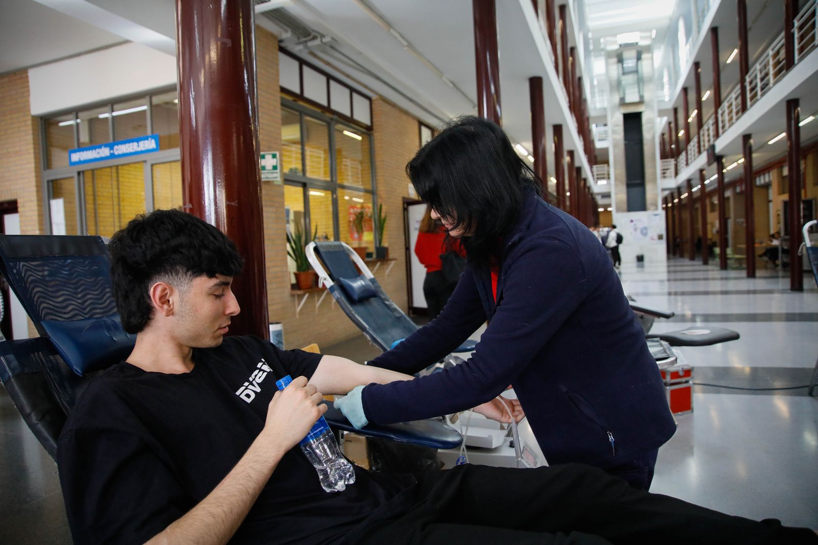 Juan de la Cruz Belmonte y Aref Laarej en la colecta de sangre de la UAL