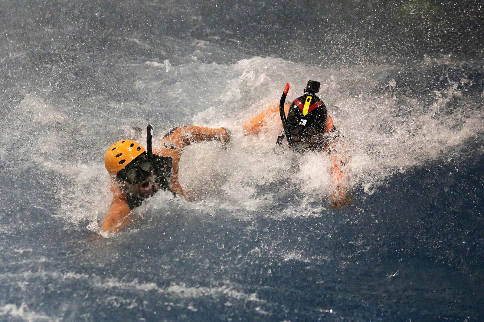 Una jornada de entrenamiento en el simulador de rescates en el mar de la Armada