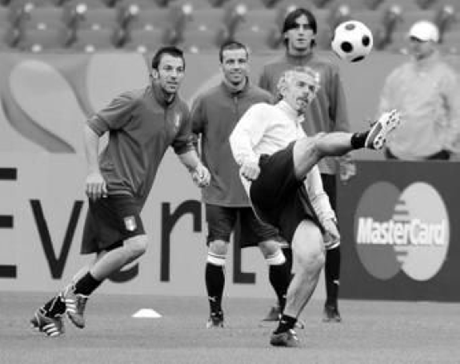 Roberto Donadoni pelotea con algunos de sus jugadores en el entrenamiento oficial.