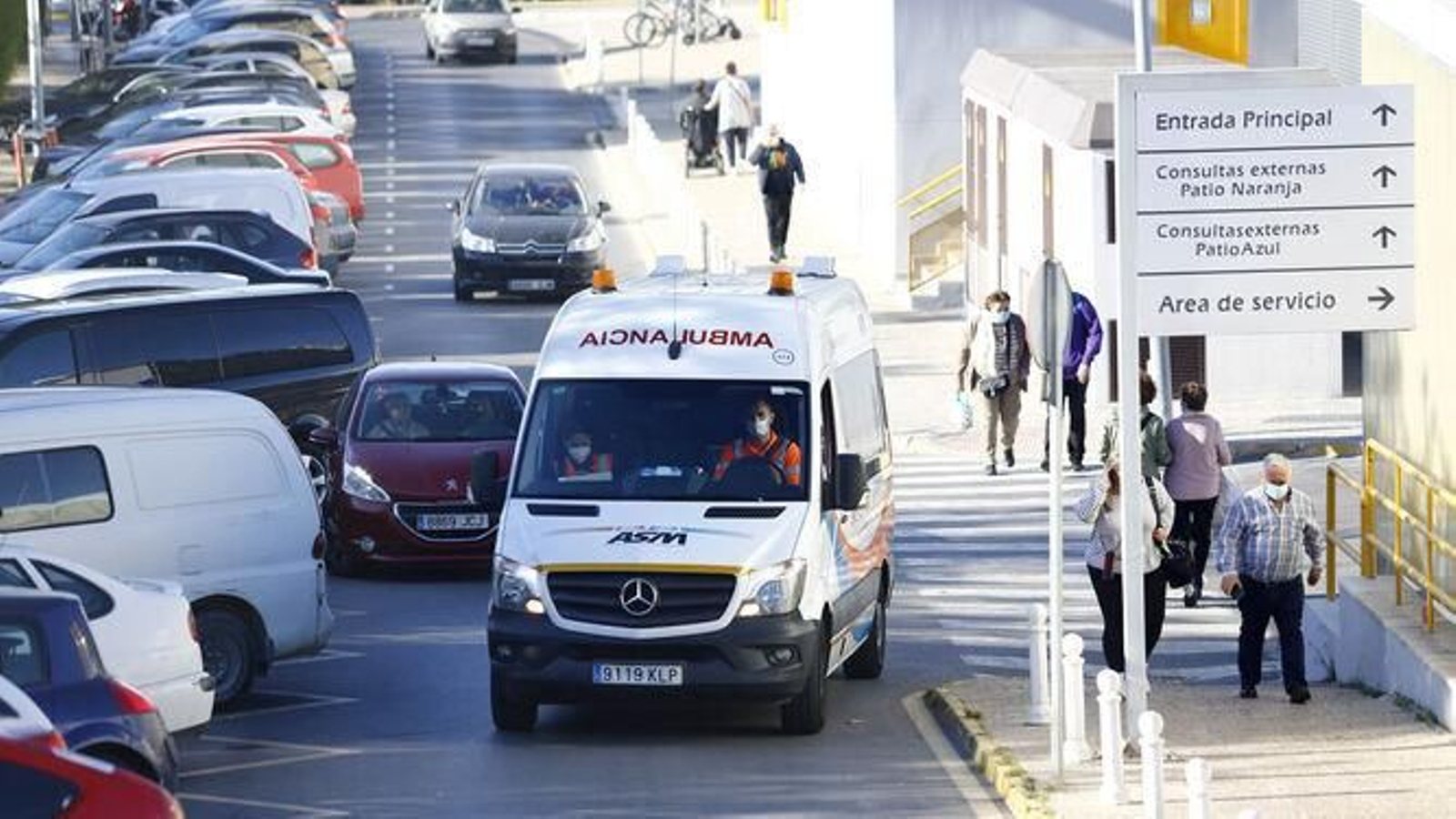 Una ambulancia en el Hospital Clínico de Málaga.