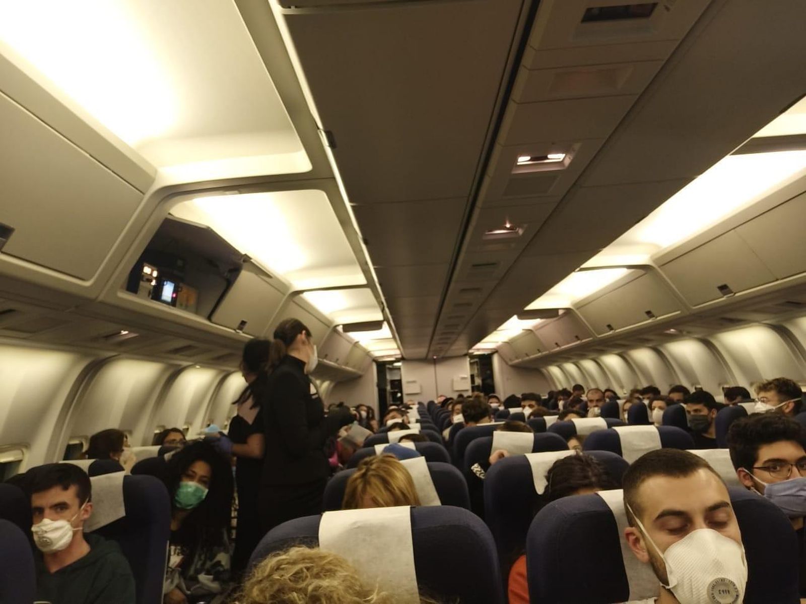 Pasajeros del avión de repatriación en el que se encontraba la joven sevillana.