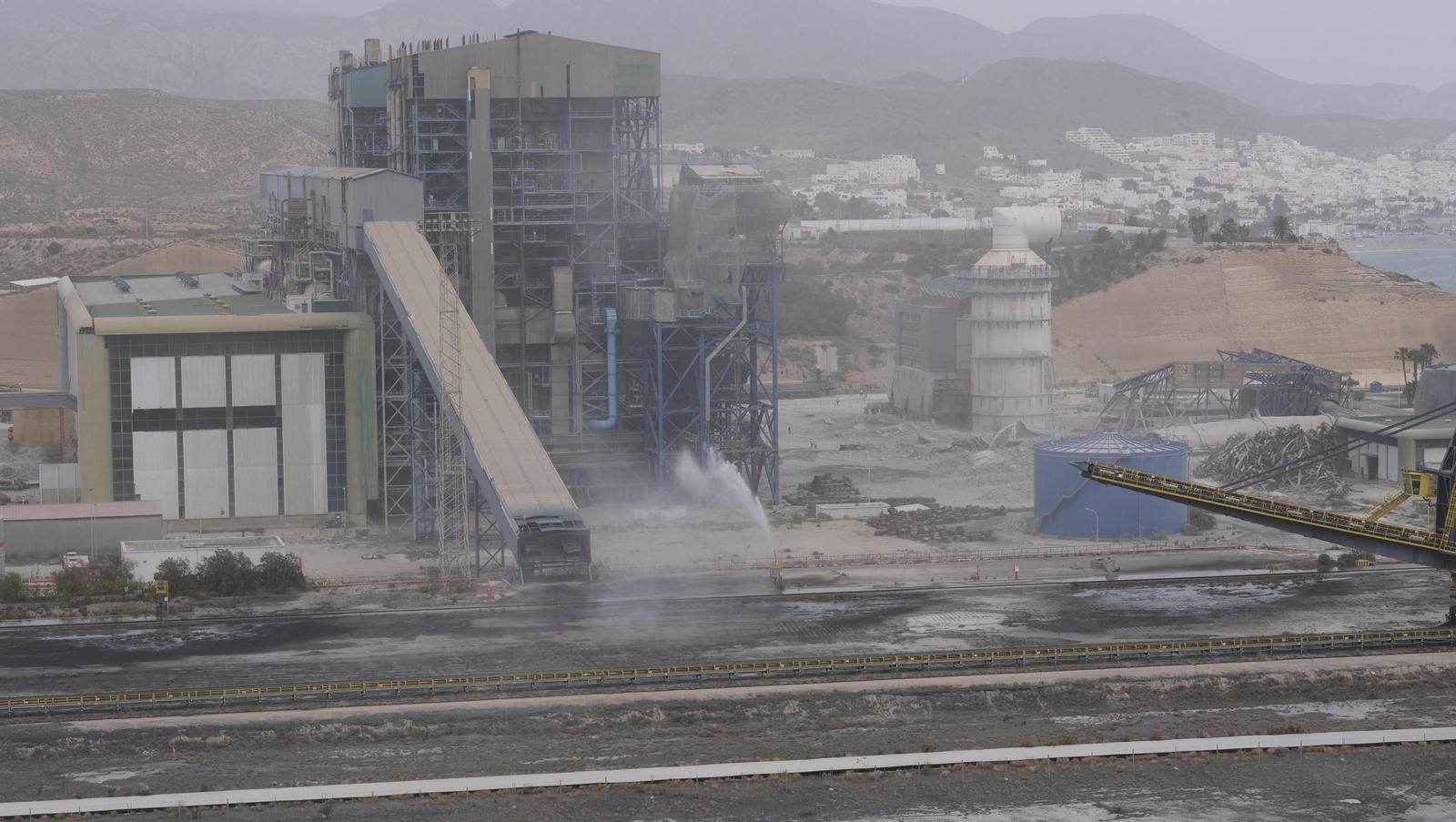 El derribo de la Torre Litoral de Endesa en Carboneras, en imágenes