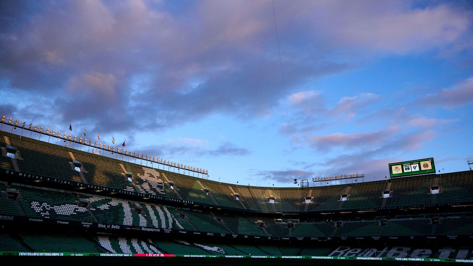 Imagen del Benito Villamarín y el cielo de Sevilla horas antes del inicio del encuentro que el Betis jugó el pasado domingo ante el Villarreal.