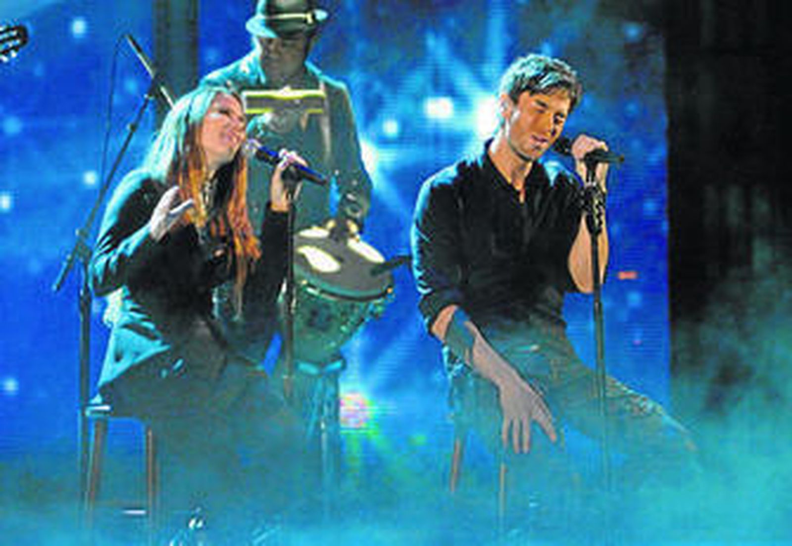 India Martínez y Enrique Iglesias interpretando 'Loco'.