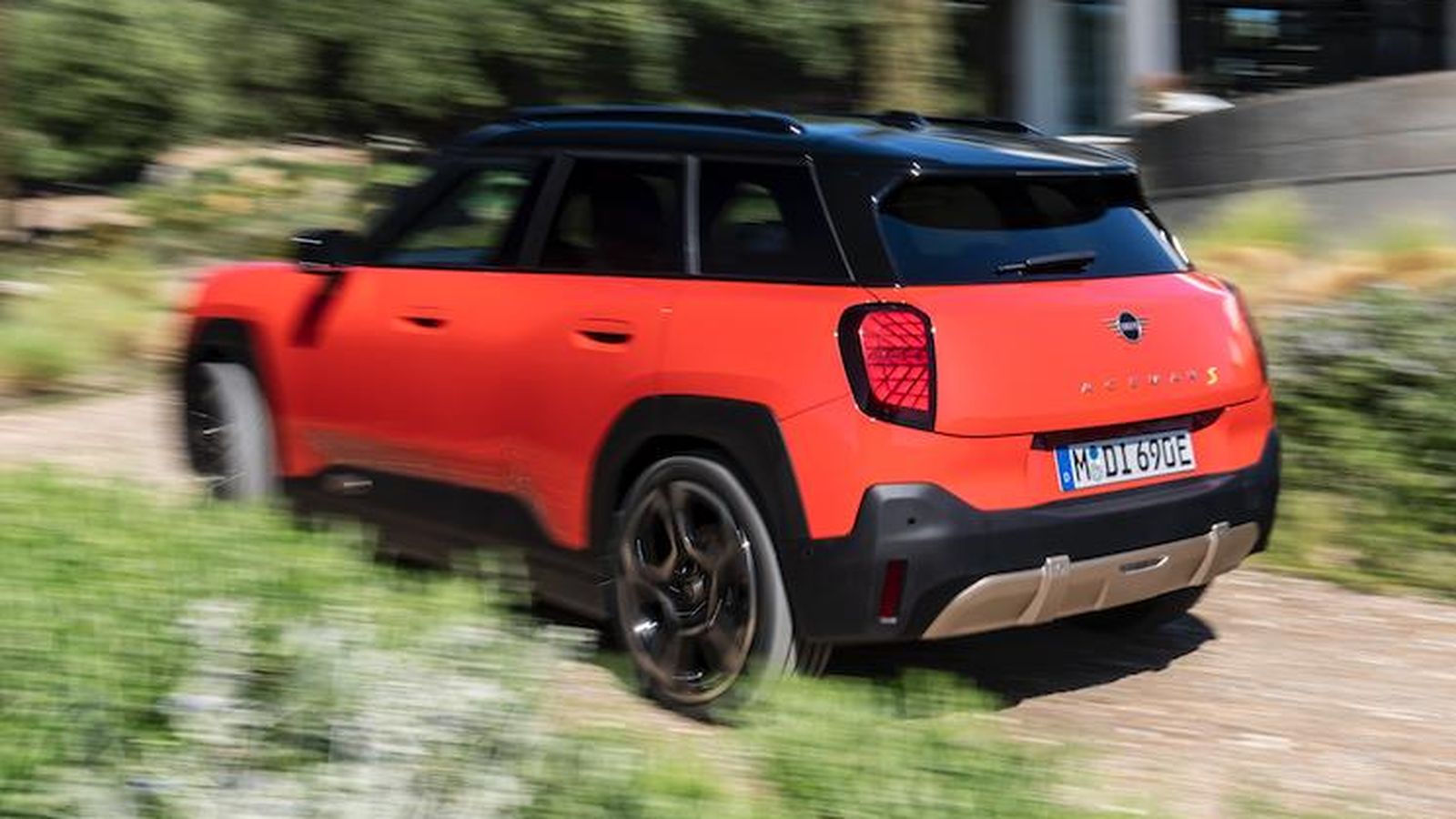 Respecto a estos últimos Mini Cooper y como todos sus rivales, a excepción del Mégane, que sí están disponibles con motores de combustión, el Aceman sólo se venderá con eléctricos.