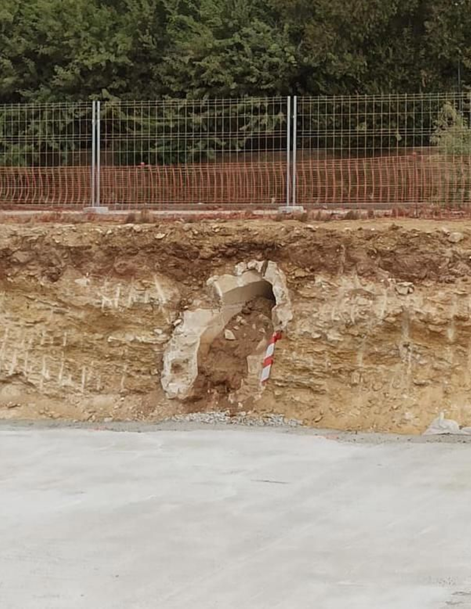 La reciente destrucción de la galería de piedra en la excavación para construir un edificio en San José del Pino. La reciente destrucción de la galería de piedra en la excavación para construir un edificio en San José del Pino.