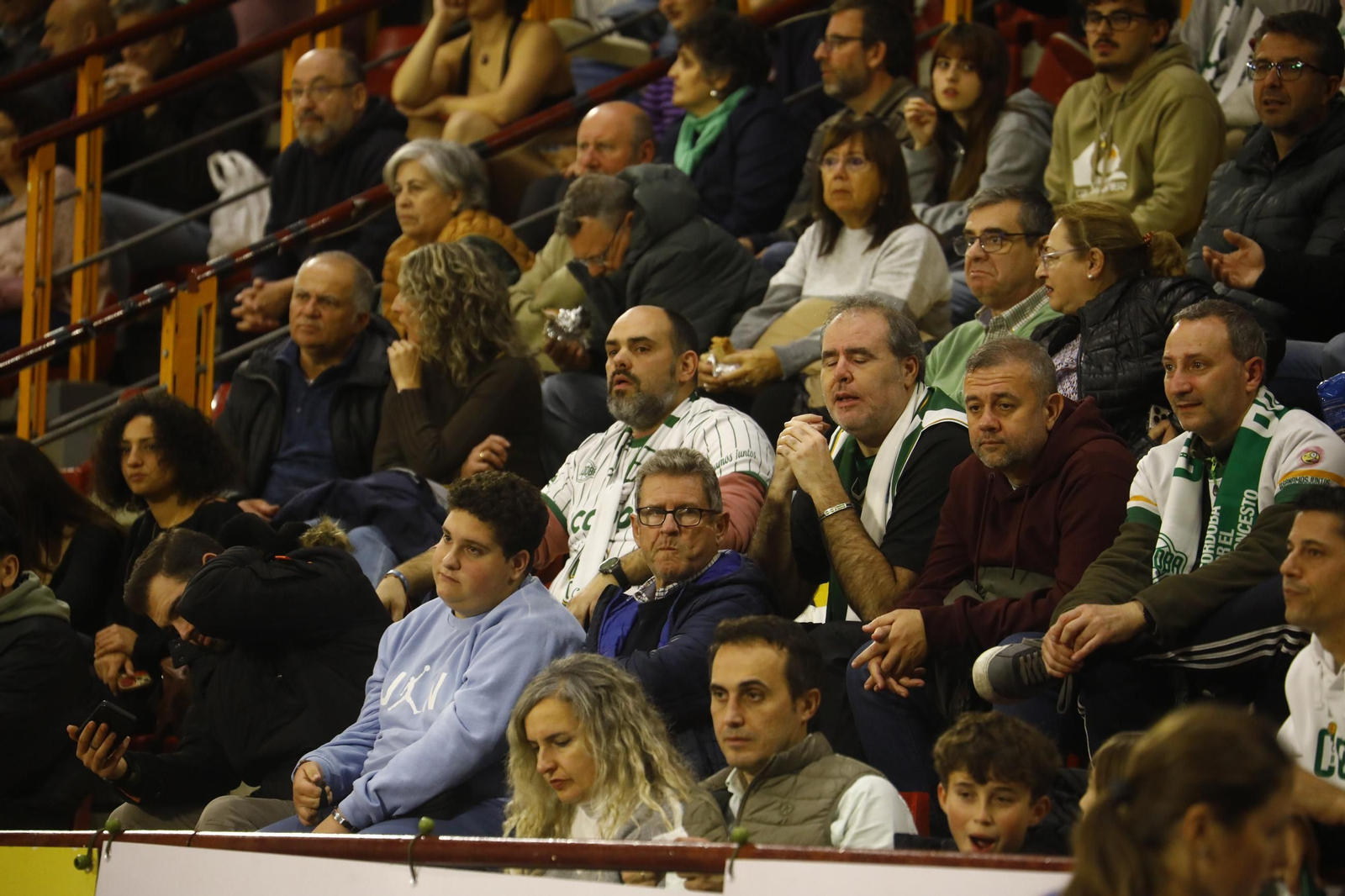 Las mejores fotos del ambiente en Vista Alegre para el Coto Córdoba - Baloncesto Valladolid