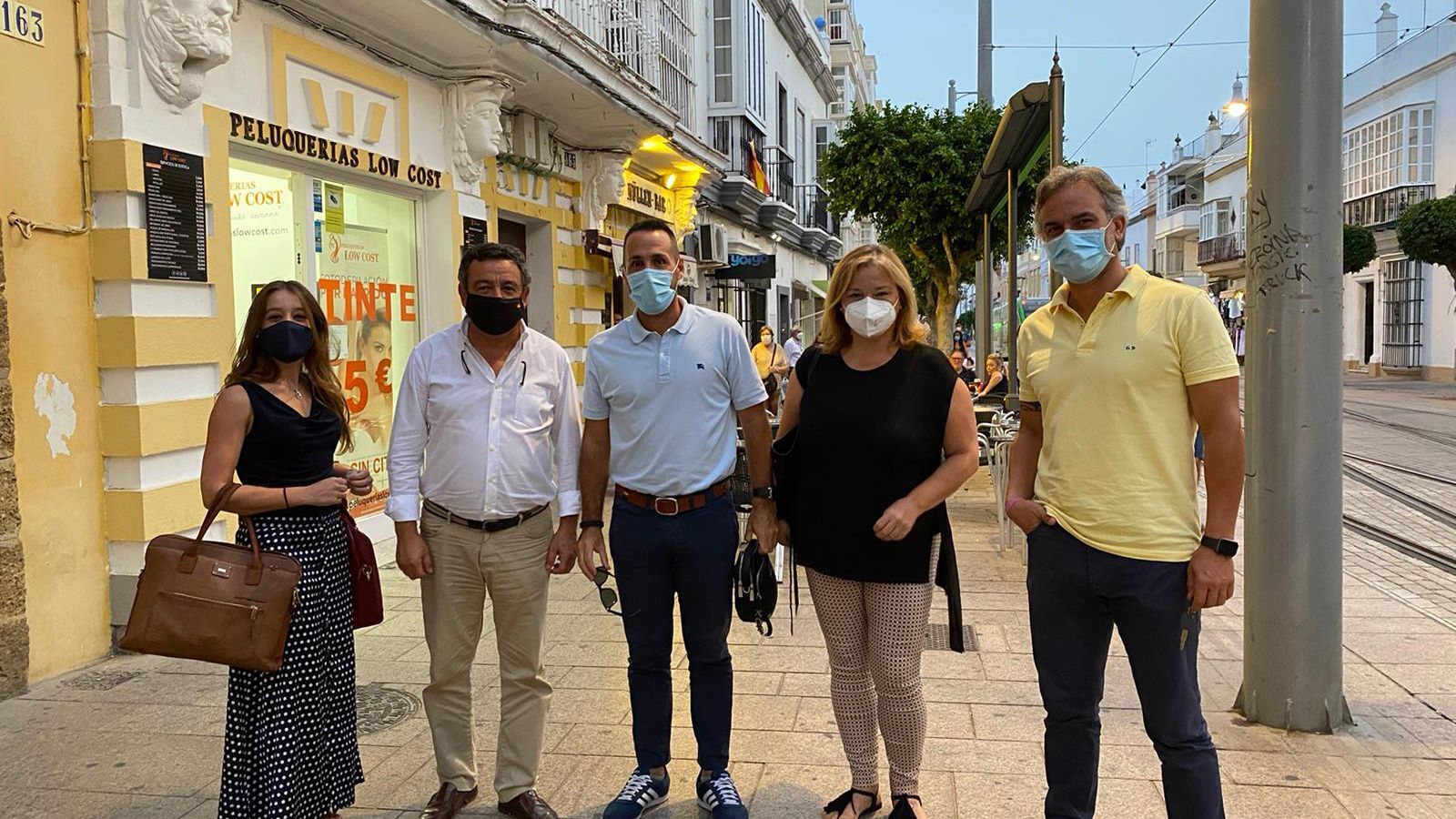 Loaiza, De Alba y Carmen Roa con los taxistas de San Fernando.