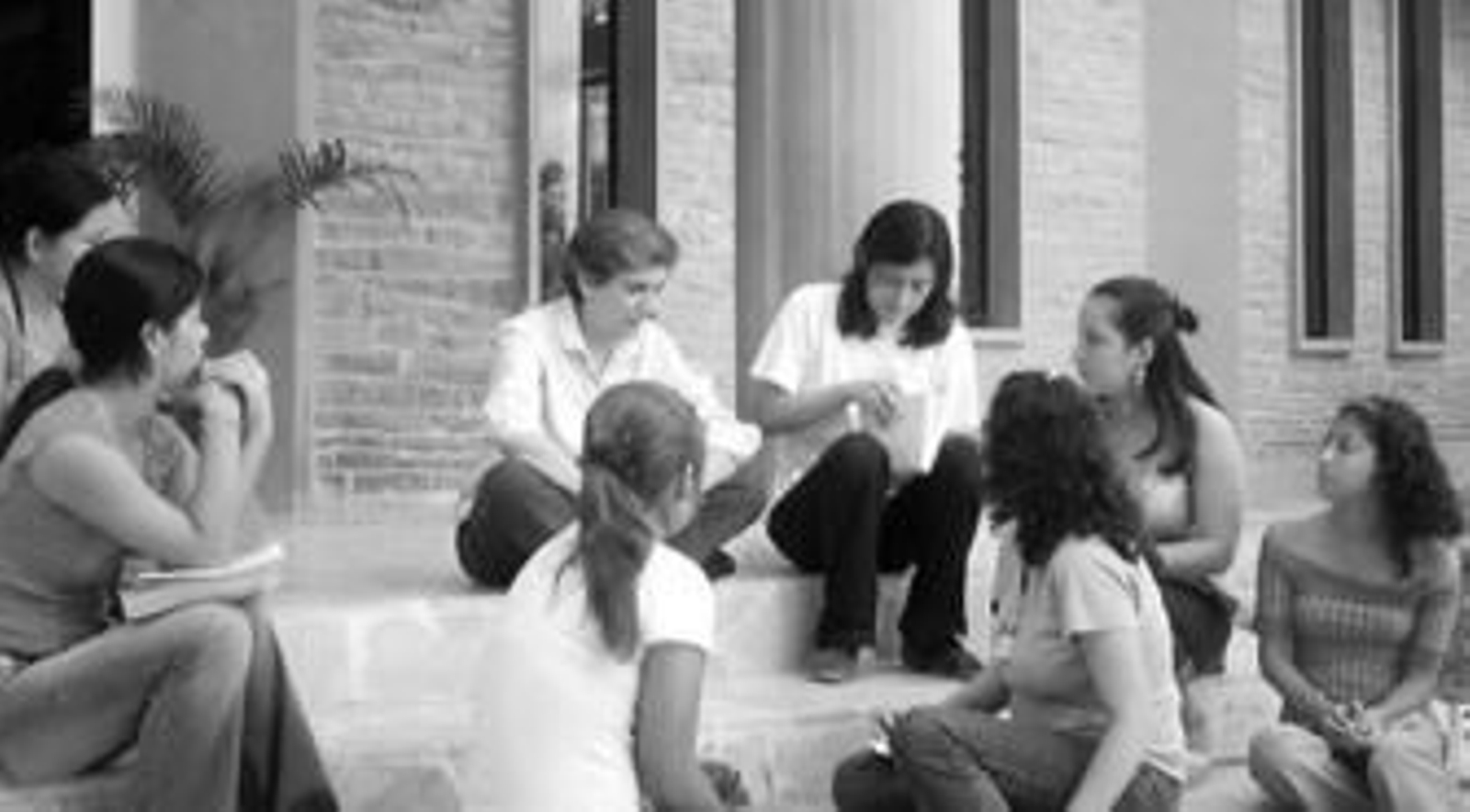 La profesora Juana Sánchez-Gey, en el centro, durante un encuentro con un grupo de jóvenes.