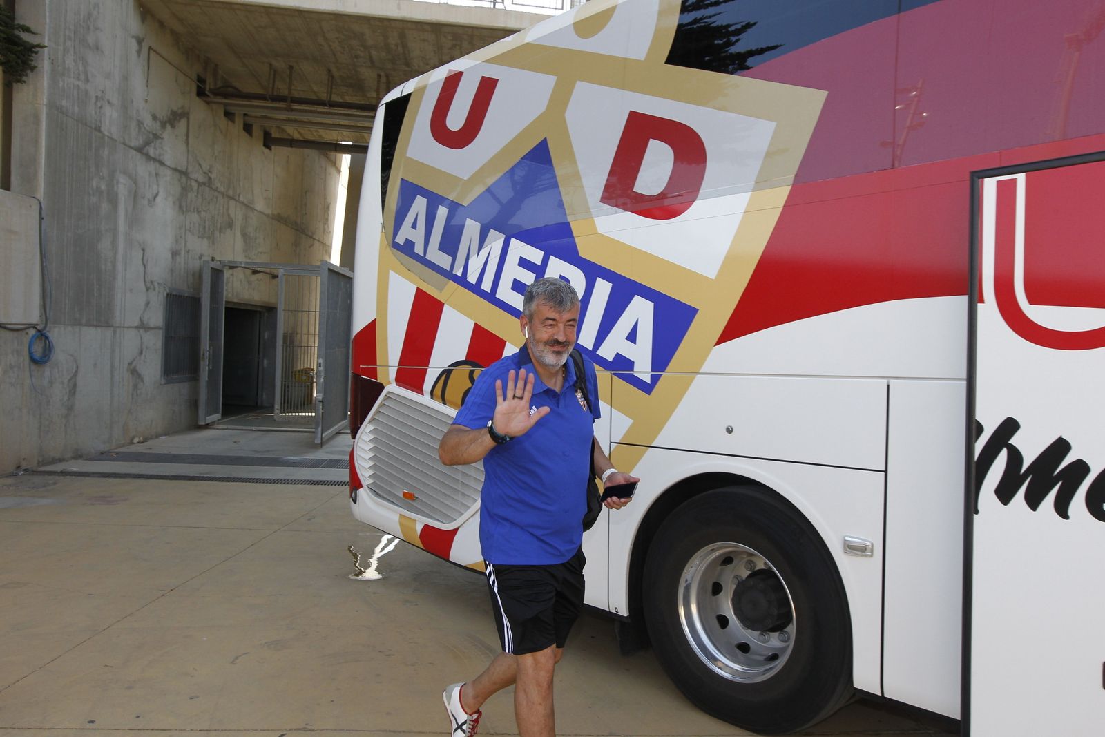Fotogalería salida jugadores U.D. Almería con destino San Pedro del Pinatar