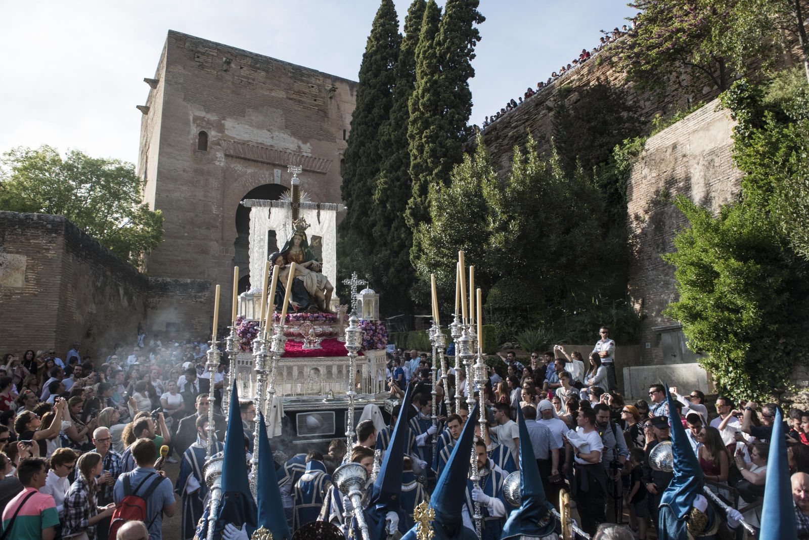 Santa María de la Alhambra, a su paso por la Puerta de la Justicia
