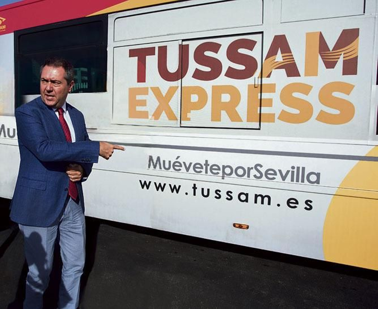 Juan Espadas señala un lema rotulado en un autobús de Tussam, en una imagen de archivo.