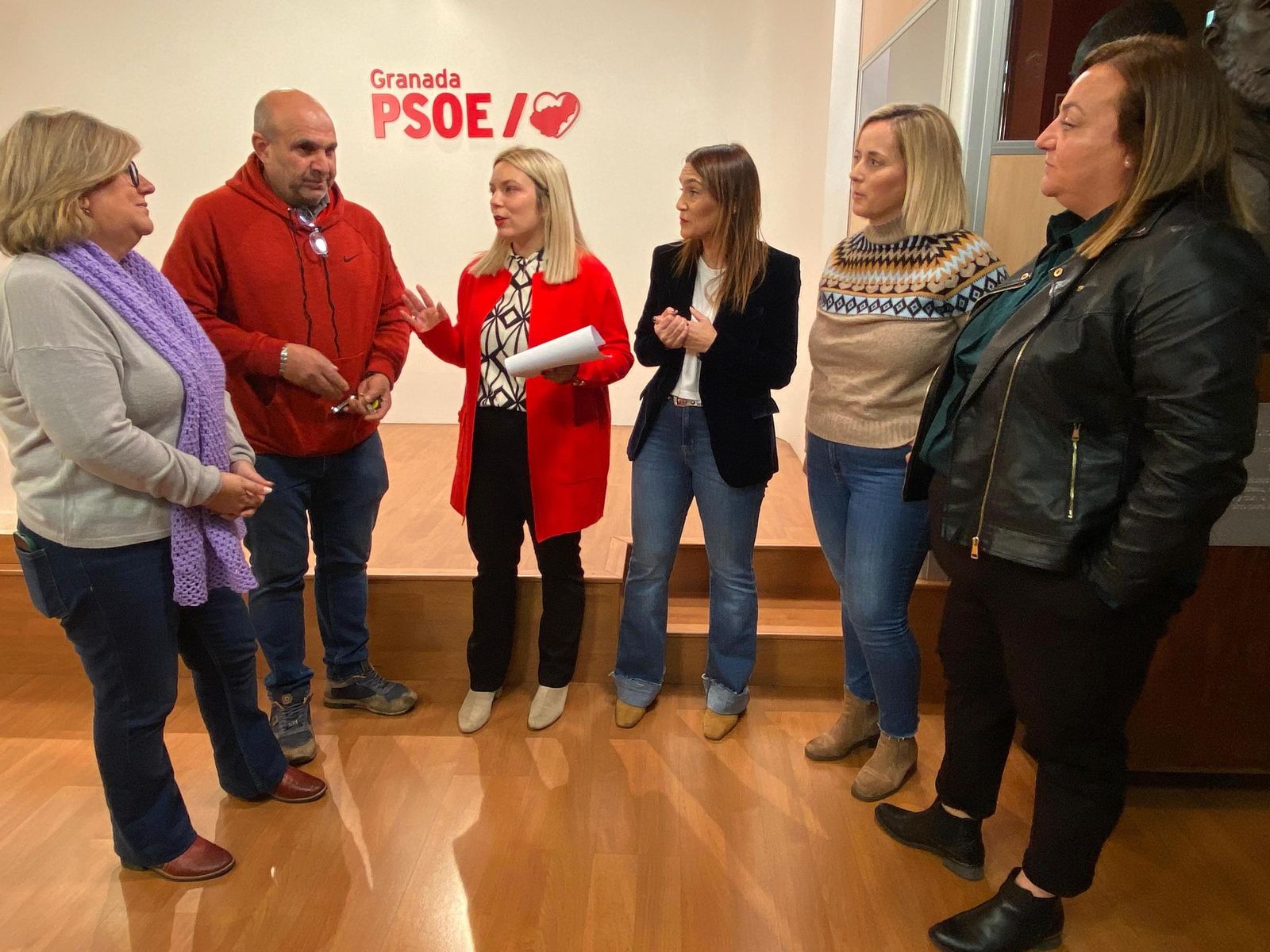 Olga Manzano y Vanesa Bonel, en el centro, junto a representantes socialistas