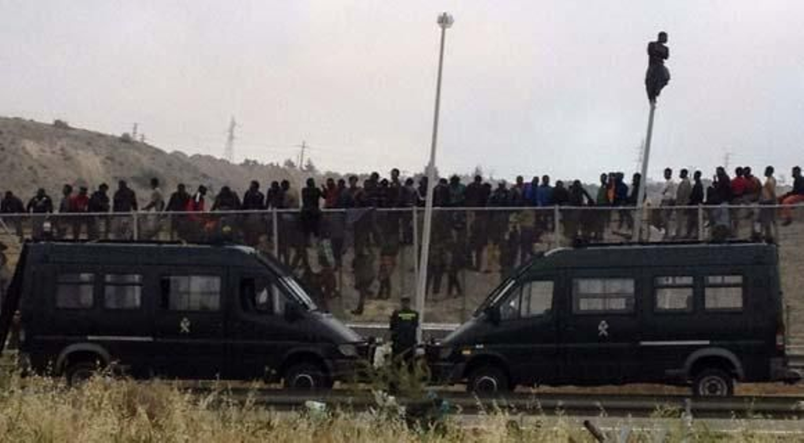 Unos 800 inmigrantes asaltan la valla de Melilla y 140 logran entrar