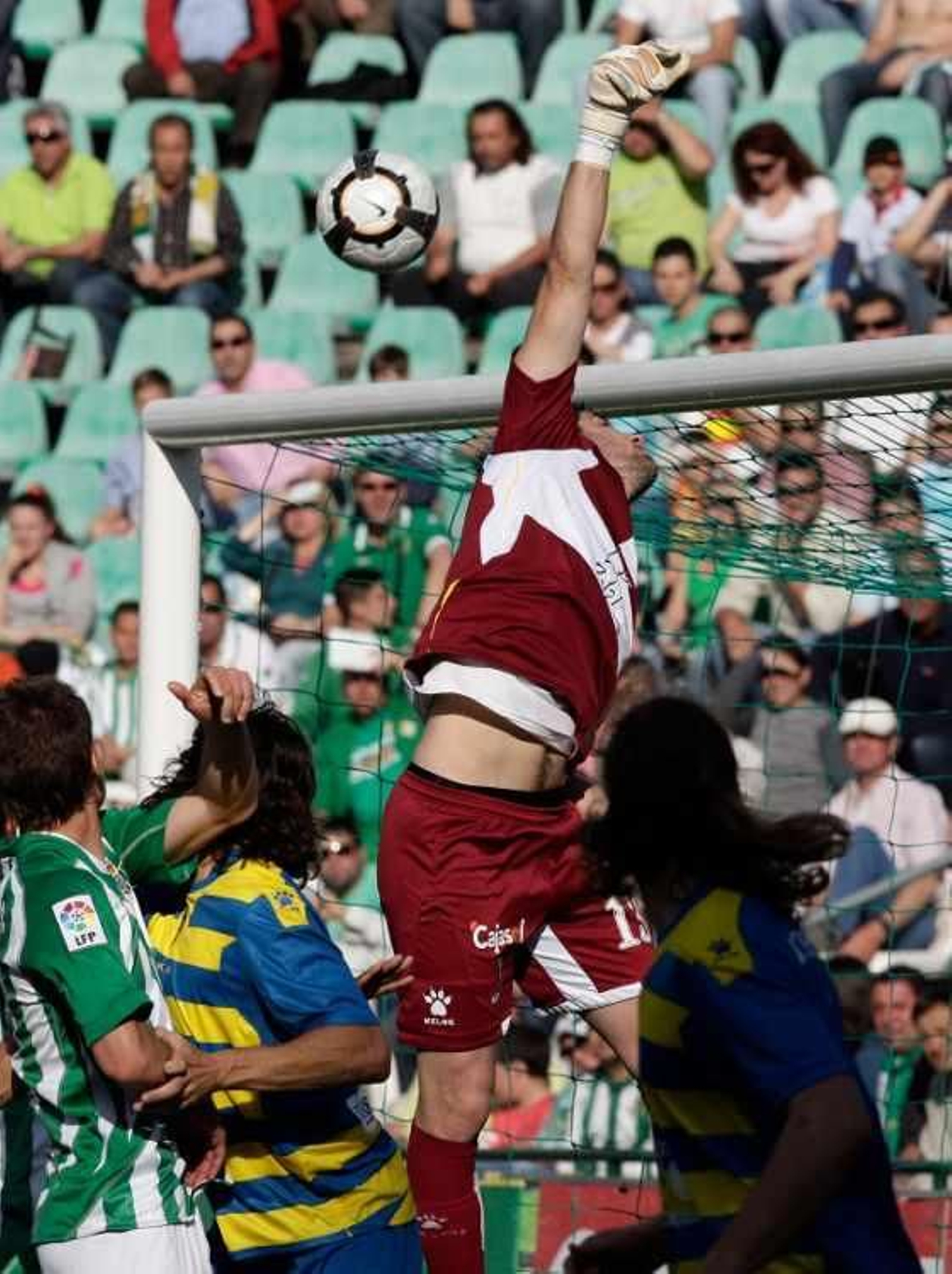 El Cádiz se complica sus opciones de salvar la categoría tras caer goleado en el Ruiz de Lopera por cuatro tantos a cero.

Foto: Antonio Pizarro