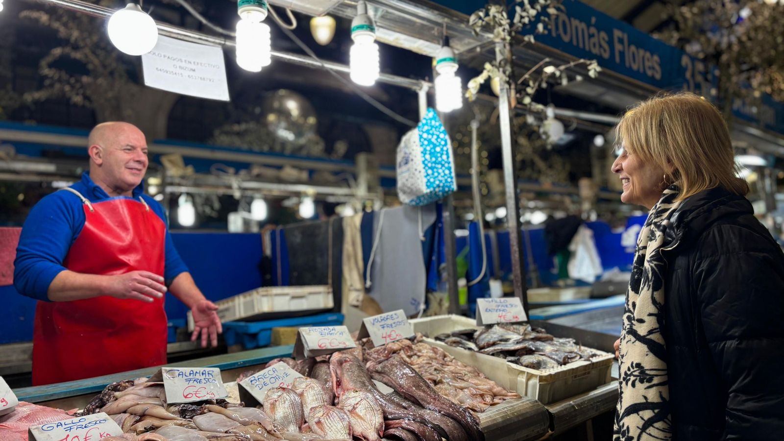 La alcaldesa, en la Plaza de Abastos.